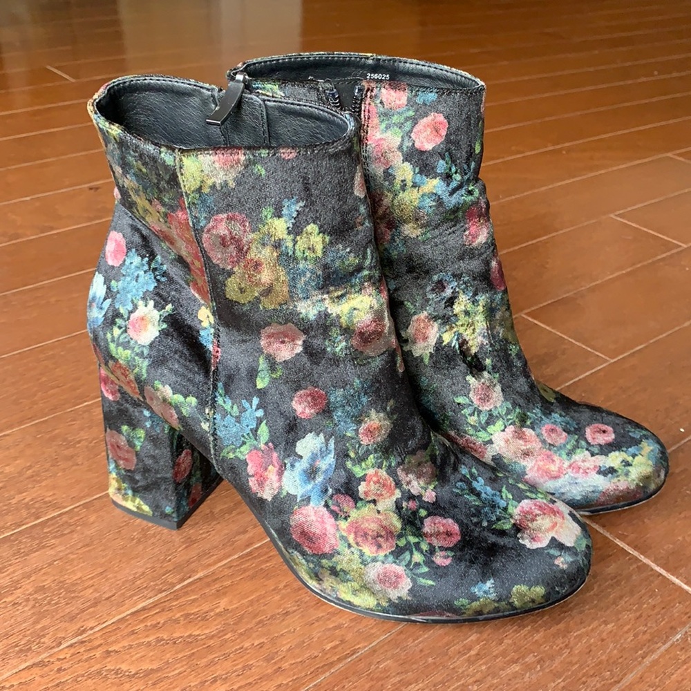 Eva & Zoe Melody Floral Velvet Boho Boot Size 8
